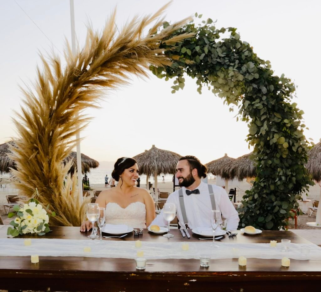 En la cálida costa del Pacífico mexicano, en Puerto Vallarta, dentro de las instalaciones del Hotel Sunscape, Laura y Luis se comprometieron a compartir toda una vida juntos en una emotiva ceremonia civil.